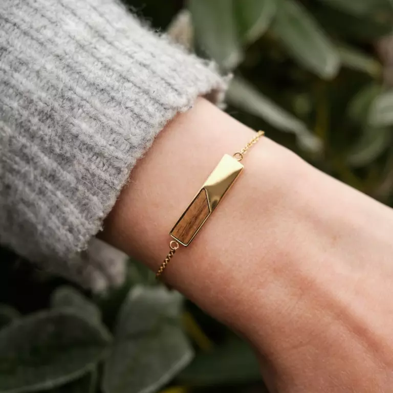 211225_eupherema_lifestyle_armband_wood_gold_sk