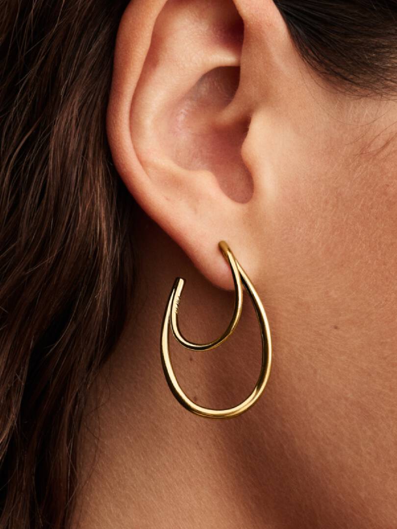 2025Q2D_collection_essence_go_ac_tp_pdp_model_single_01_1x1_rgb_earring