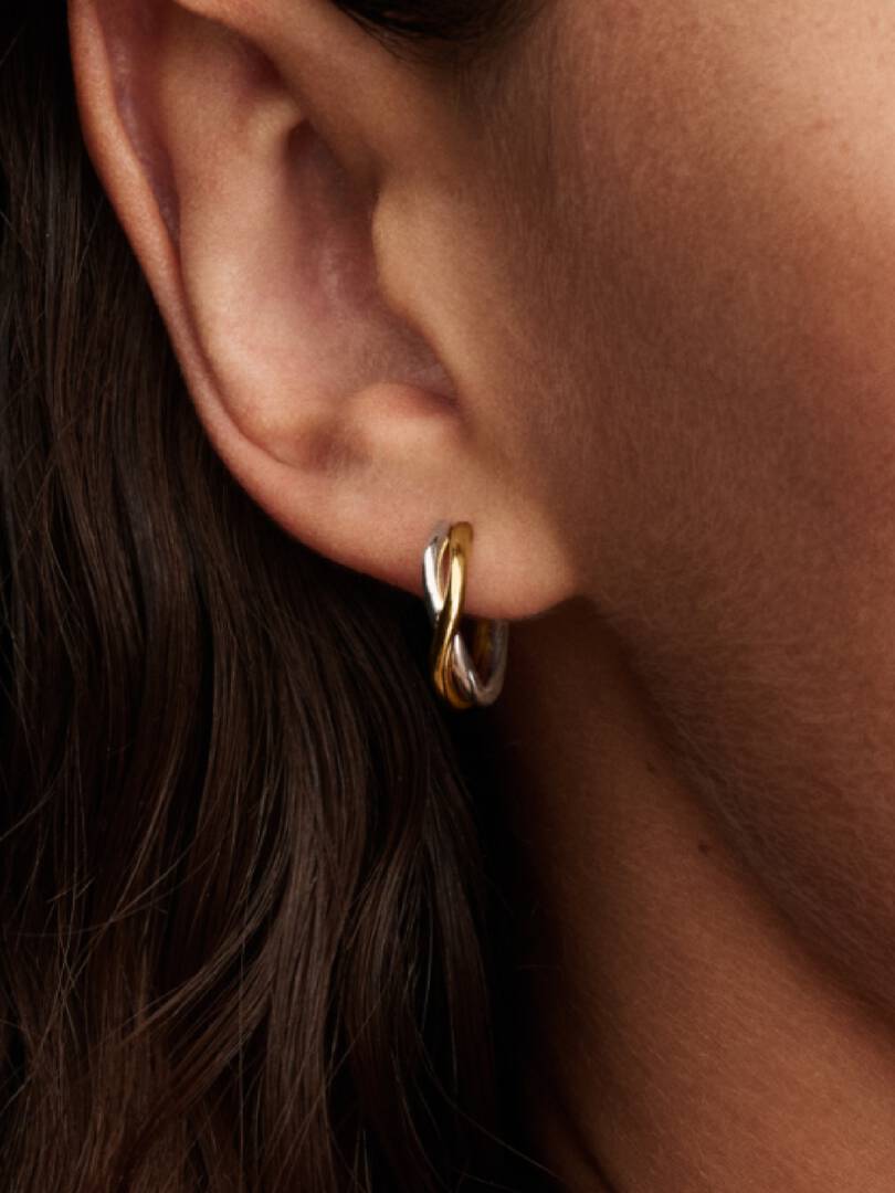 2025Q2D_collection_essence_go_ac_tp_pdp_model_single_10_1x1_rgb_earring