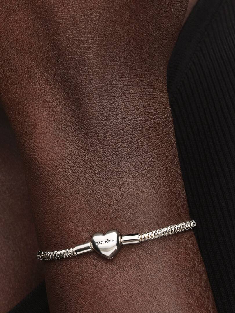 2025Q4G_collection_moments_go_ac_tp_pdp_model_single_17_1x1_RGB_bracelet