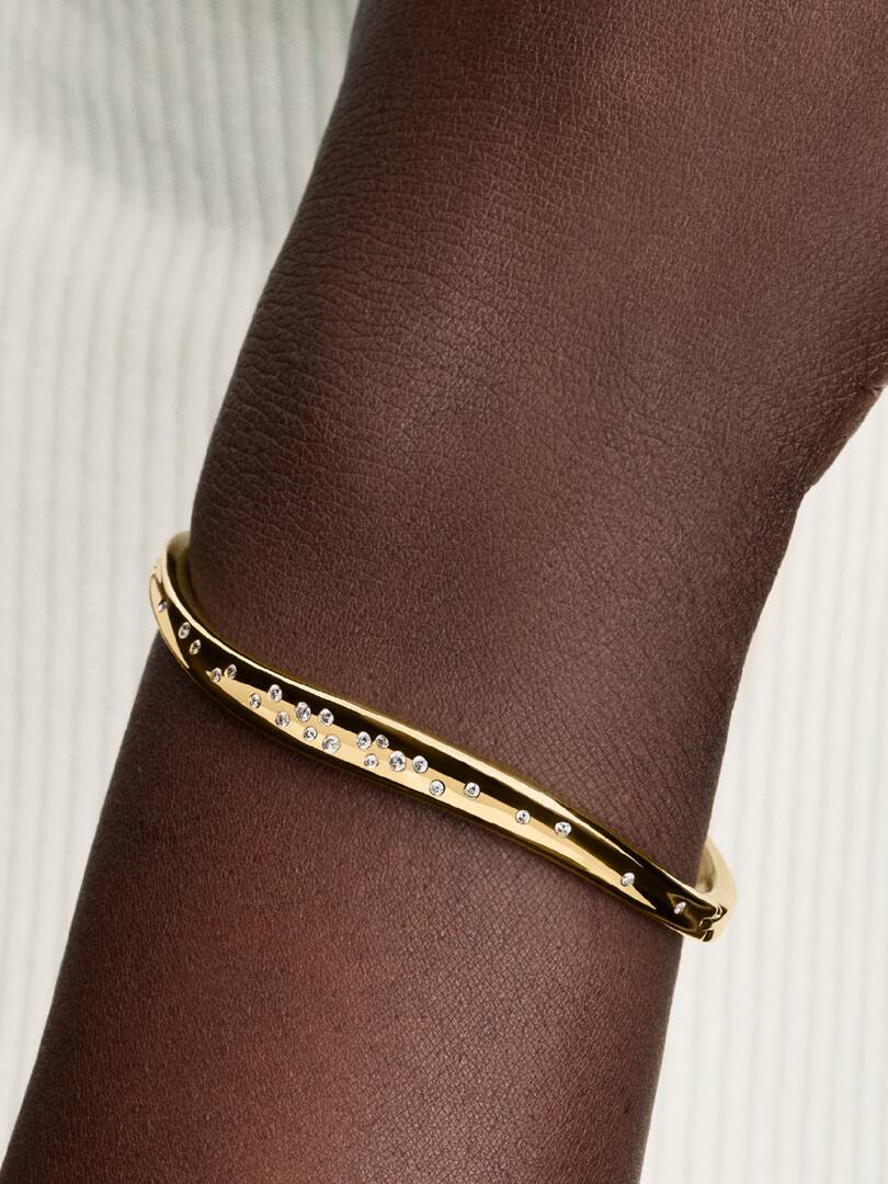 2026Q2D_collection_essence_go_con_ic_pdp_model_single_04_1x1_bracelet
