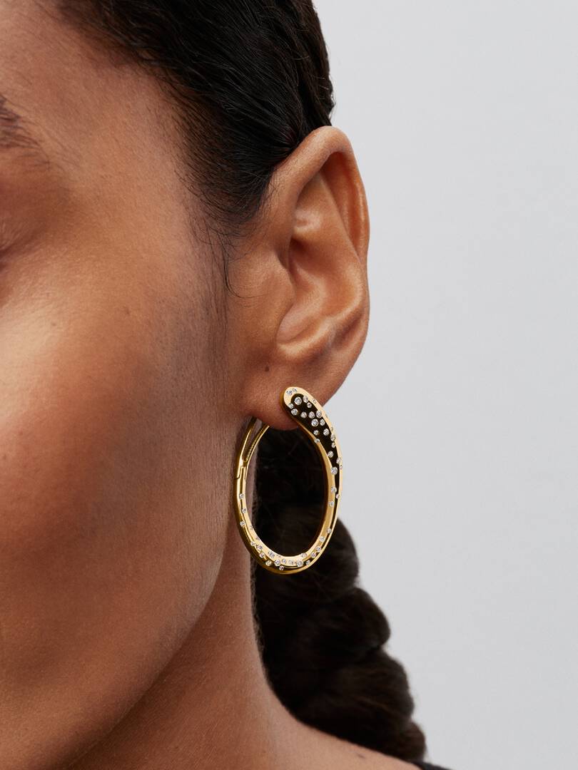 2026Q2D_collection_essence_go_con_ic_pdp_model_single_06_1x1_earring