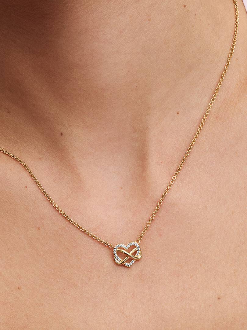 Q224_C_PDP_Model_Single_03_1x1_RGB_necklace
