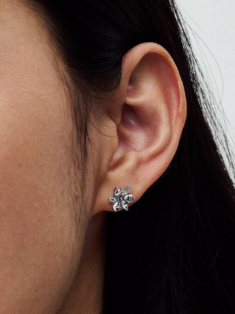 SS24_A_PDP_Model_Single_84_1x1_RGB_earring