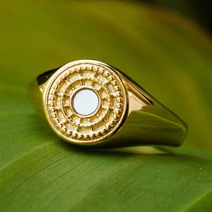 1_220629_pixa_ring_gold_weissesperlmutt_cv_14_q